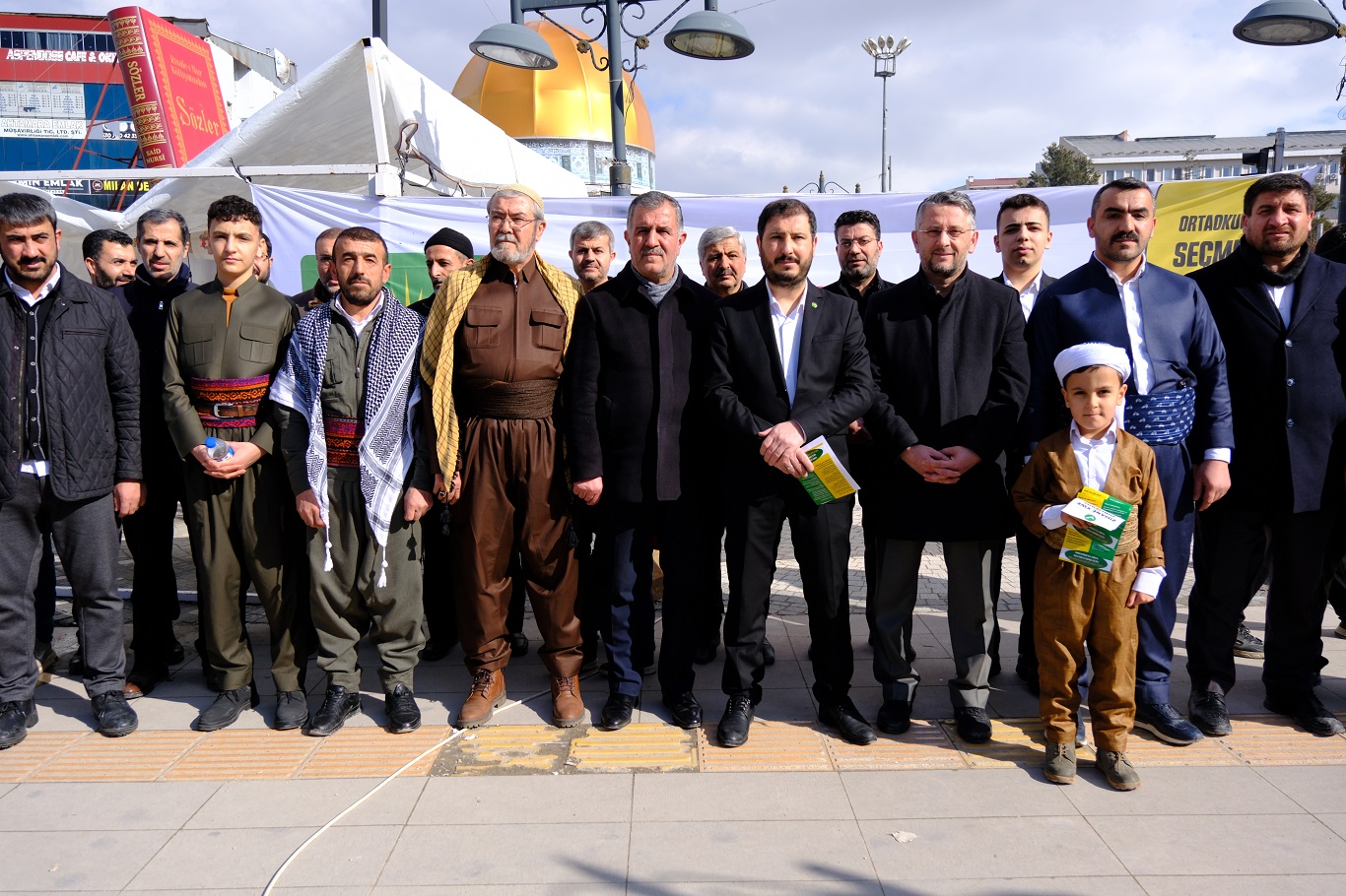 HÜDA PAR Van'da seçmeli dil dersi için yürüyüş düzenledi