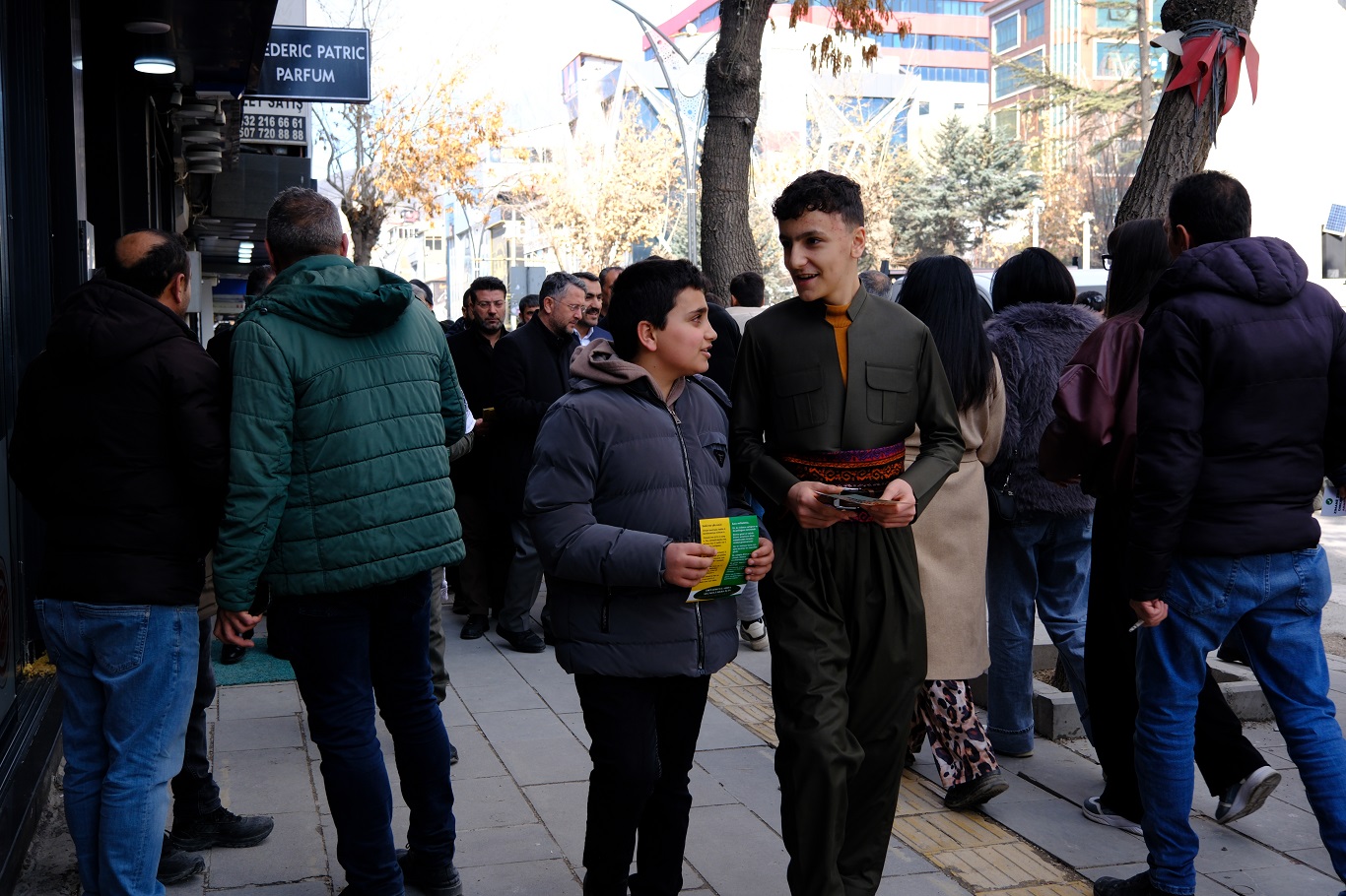 HÜDA PAR Van'da seçmeli dil dersi için yürüyüş düzenledi