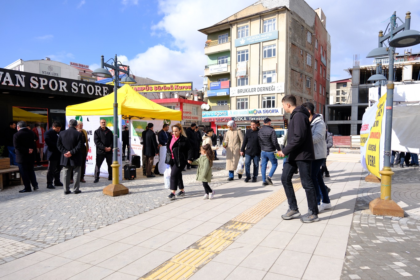 HÜDA PAR Van'da seçmeli dil dersi için yürüyüş düzenledi
