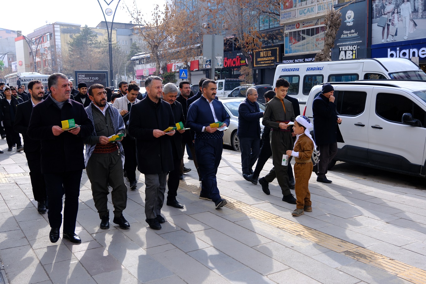 HÜDA PAR Van'da seçmeli dil dersi için yürüyüş düzenledi