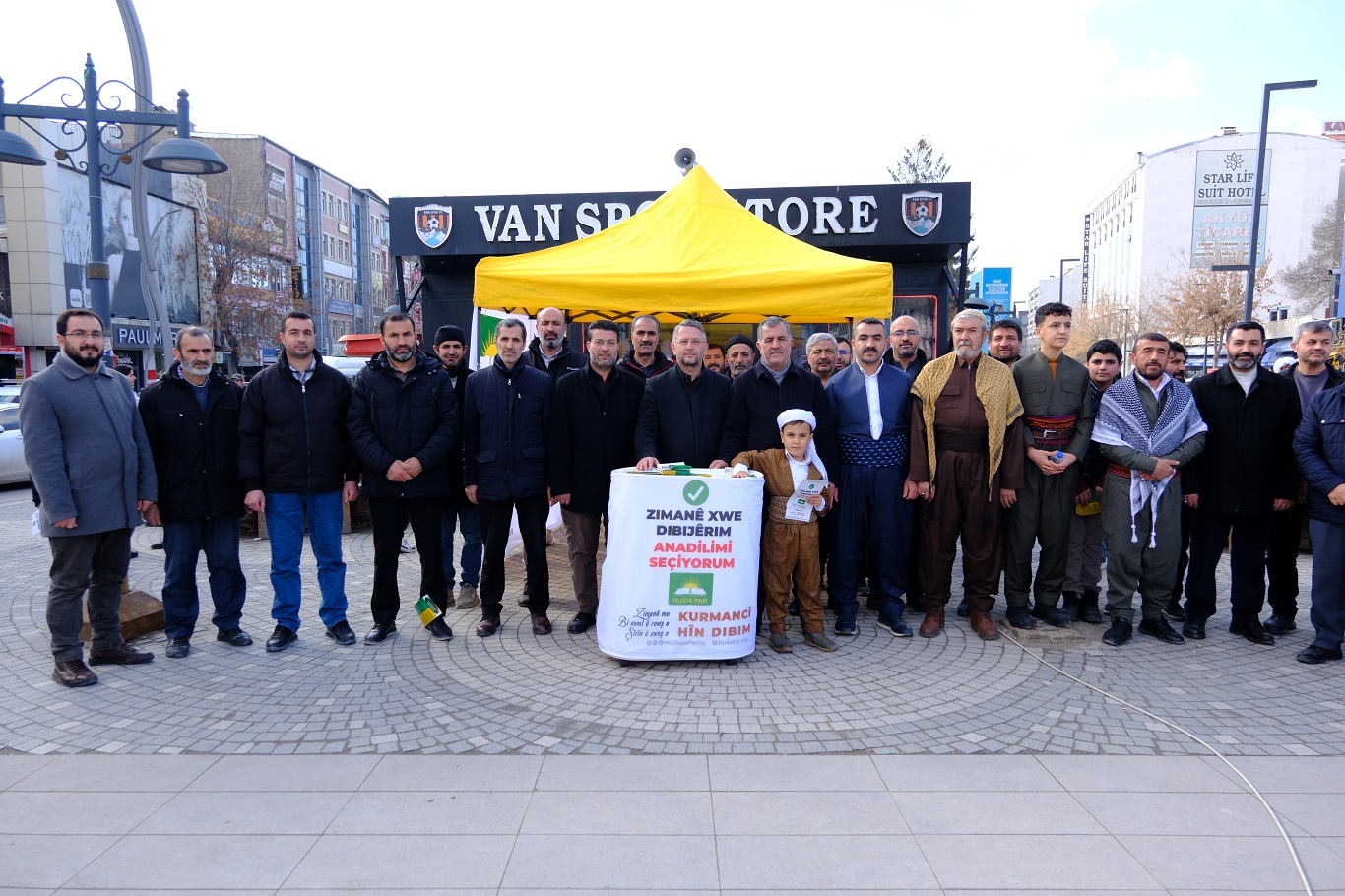 HÜDA PAR Van'da seçmeli dil dersi için yürüyüş düzenledi