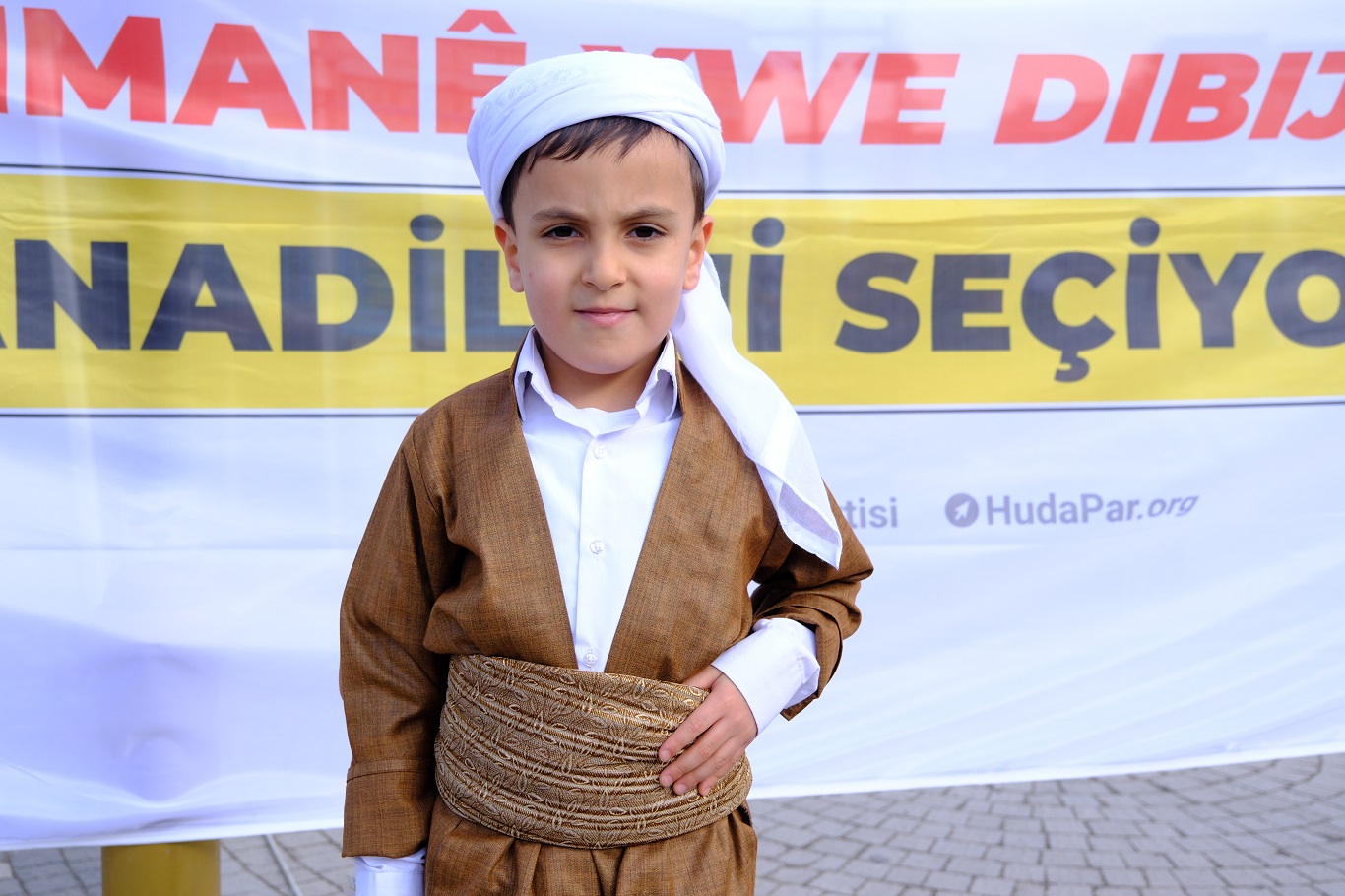 HÜDA PAR Van'da seçmeli dil dersi için yürüyüş düzenledi