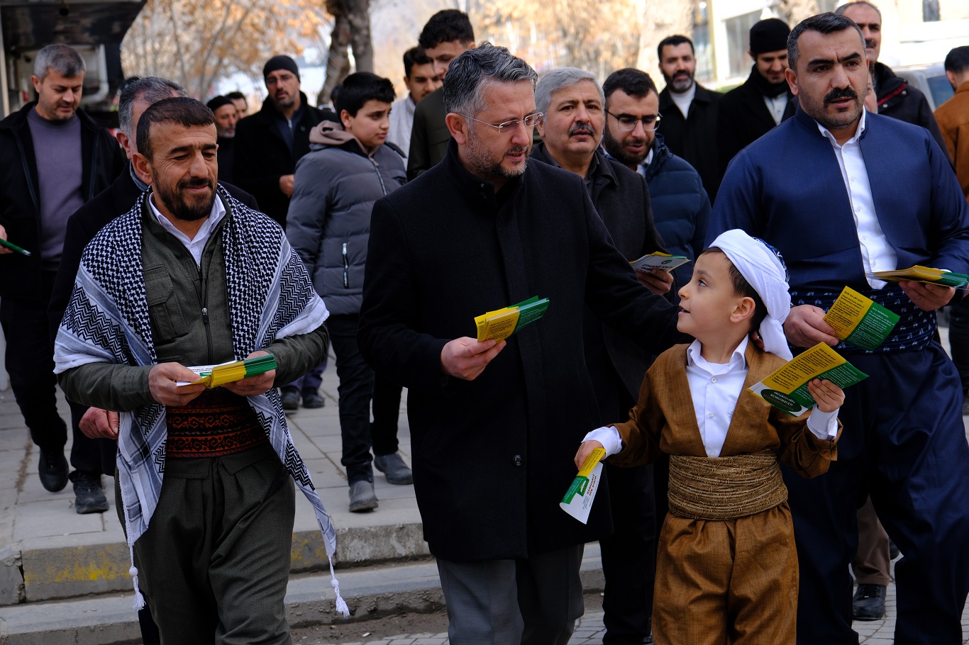 HÜDA PAR Van'da seçmeli dil dersi için yürüyüş düzenledi