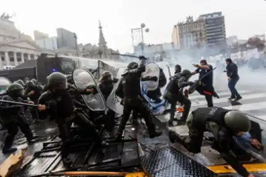 الأرجنتين تشهد احتجاجات واسعة ضد إصلاحات ميلي الاقتصادية