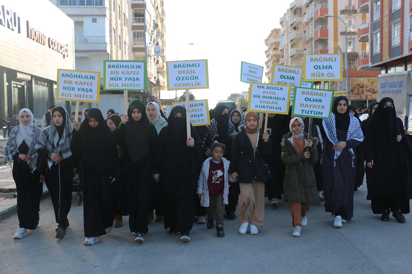 Şanlıurfa’da bağımlılığa karşı yürüyüş ve basın açıklaması düzenlendi