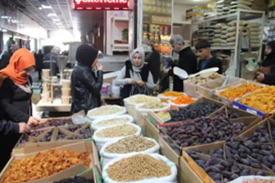 Esnaf Ramazan hazırlıklarını tamamladı: Sahur ve iftar sofralarının vazgeçilmezleri tezgahlarda