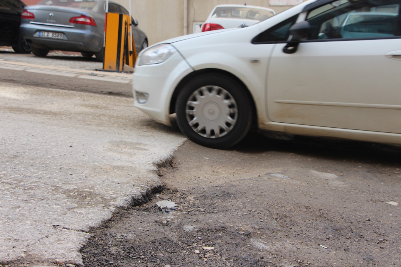 Mardin halkı: İki yıldır bitmeyen altyapı çalışmaları nedeniyle yollar köstebek yuvasına döndü