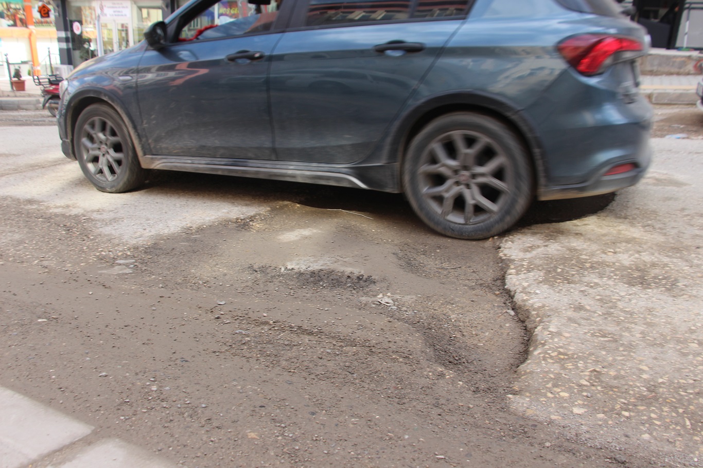 Mardin halkı: İki yıldır bitmeyen altyapı çalışmaları nedeniyle yollar köstebek yuvasına döndü