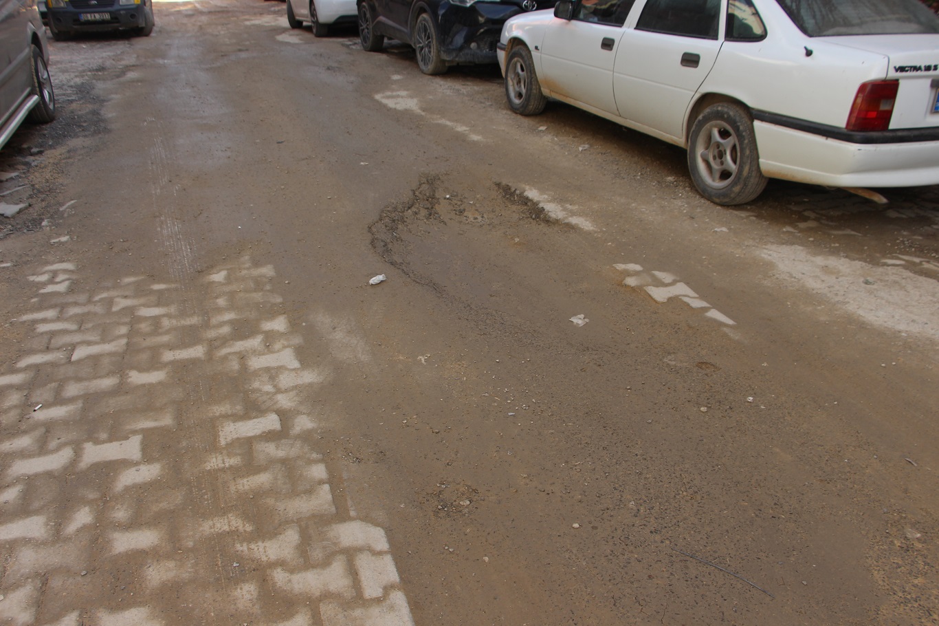 Mardin halkı: İki yıldır bitmeyen altyapı çalışmaları nedeniyle yollar köstebek yuvasına döndü