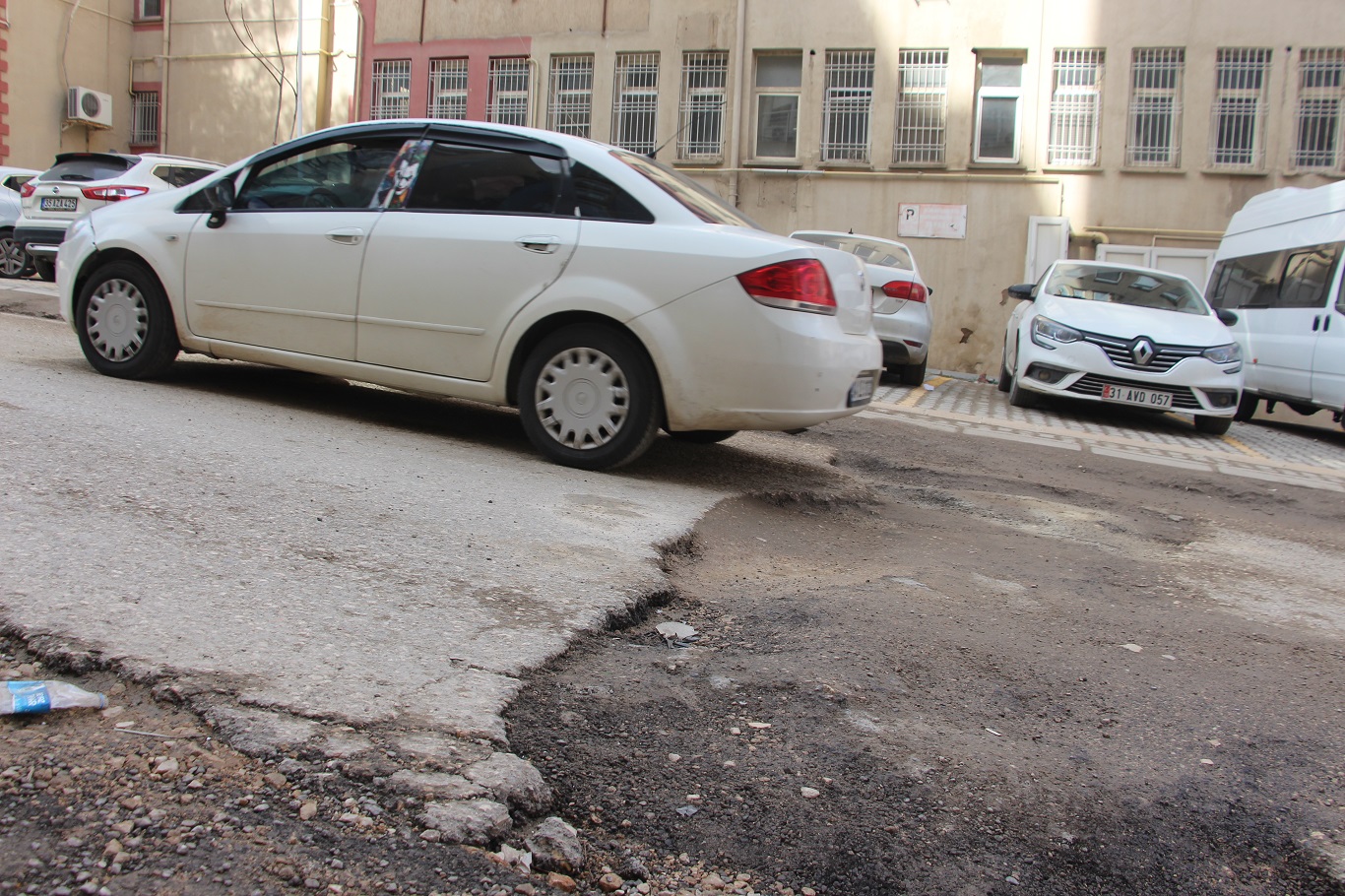 Mardin halkı: İki yıldır bitmeyen altyapı çalışmaları nedeniyle yollar köstebek yuvasına döndü