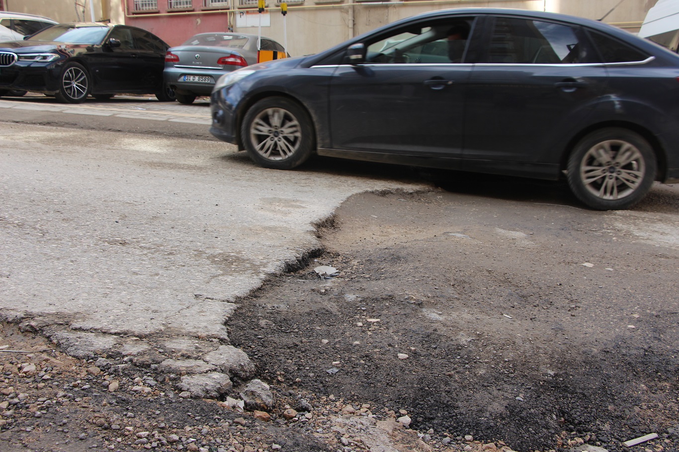 Mardin halkı: İki yıldır bitmeyen altyapı çalışmaları nedeniyle yollar köstebek yuvasına döndü