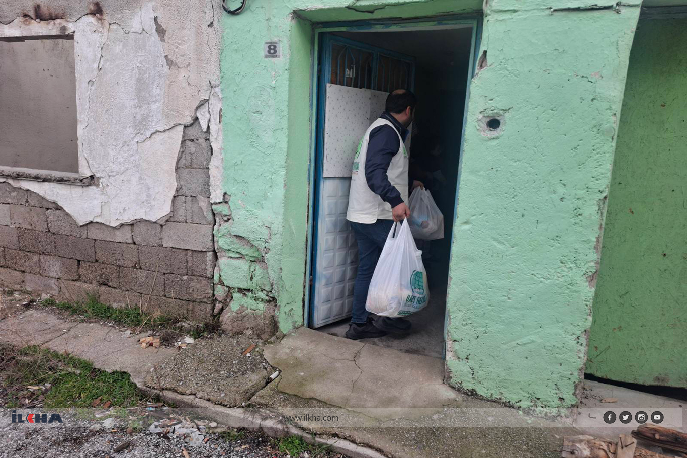 قافلة الأمل في كوتاهيا توزّع مساعدات رمضانية على عشرات الأسر المحتاجة