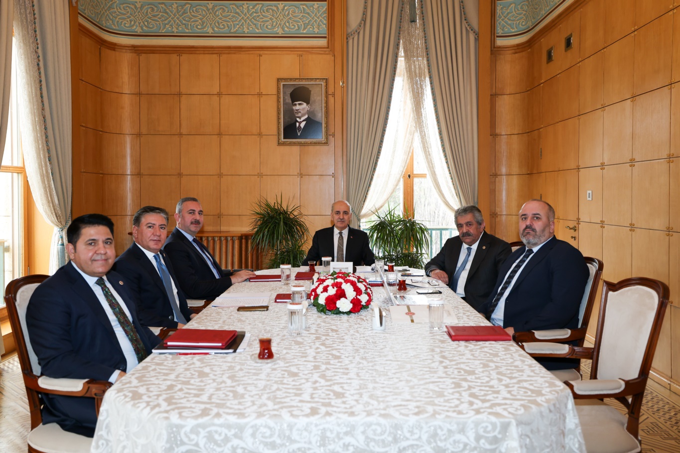 TBMM’de komisyon raporu mesaisi: Kurtulmuş siyasi parti temsilcilerini kabul etti