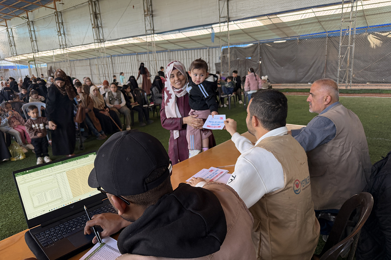 Yetimler Vakfı, Gazze'de Ramazan öncesi yetim aylıklarını dağıttı
