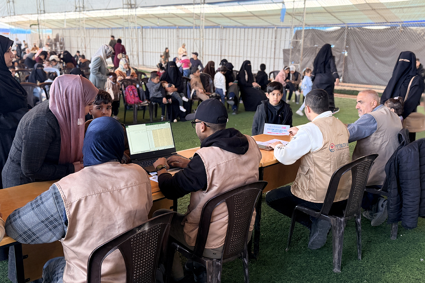 Yetimler Vakfı, Gazze'de Ramazan öncesi yetim aylıklarını dağıttı