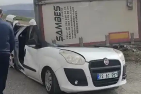 Batman'da tırın dorsesi radar aracının üzerine devrildi