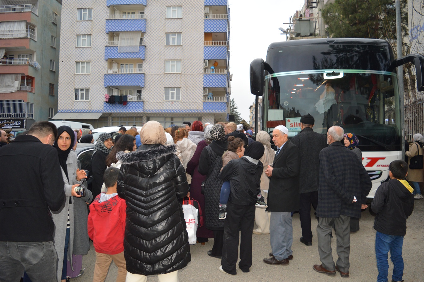Siirt’te umreye gidenler gözyaşlarıyla uğurlandı