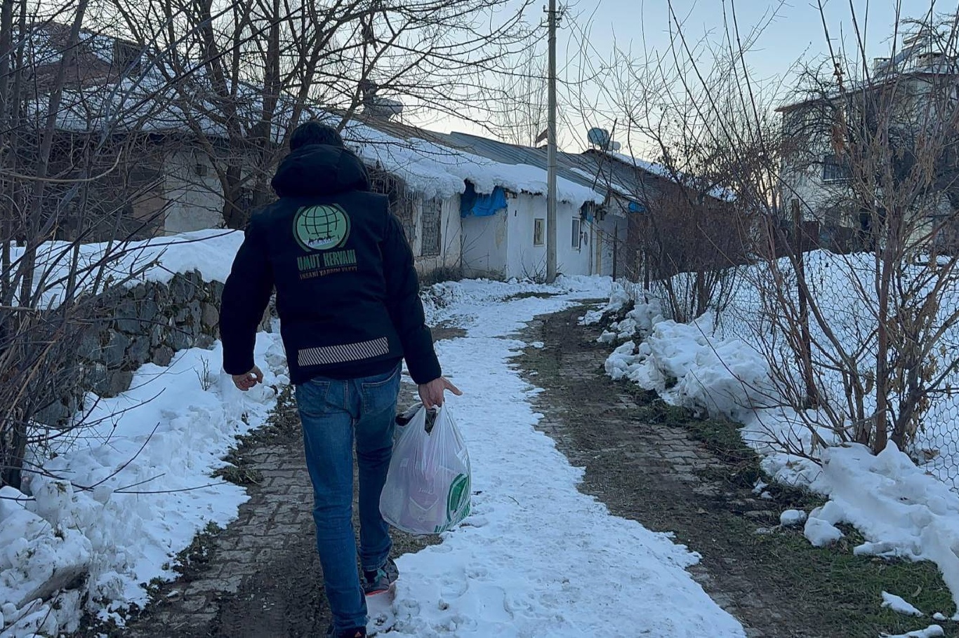 Umut Kervanı’ndan Karakoçan’da Ramazan öncesi ihtiyaç sahiplerine yardım