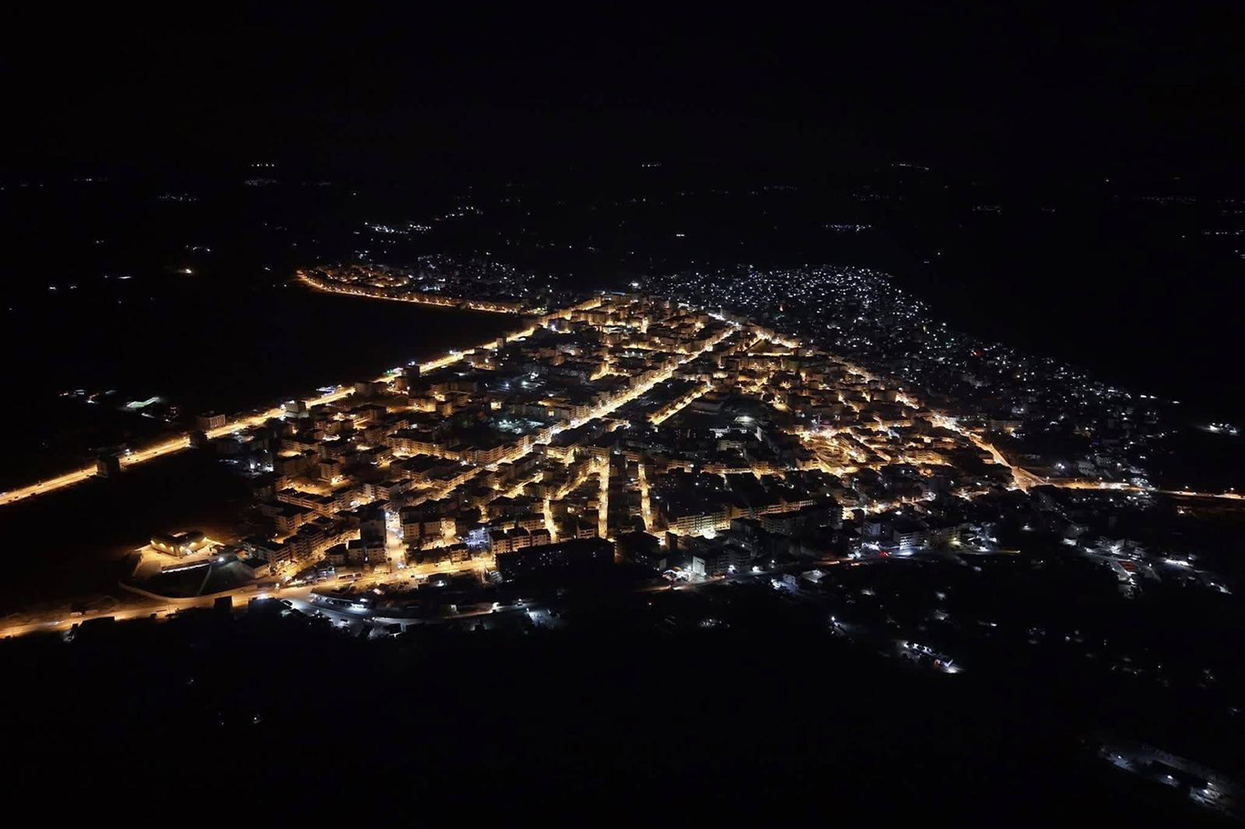 Umut Kervanı Vakfı, Afrin'de cadde aydınlatmalarına destek verdi