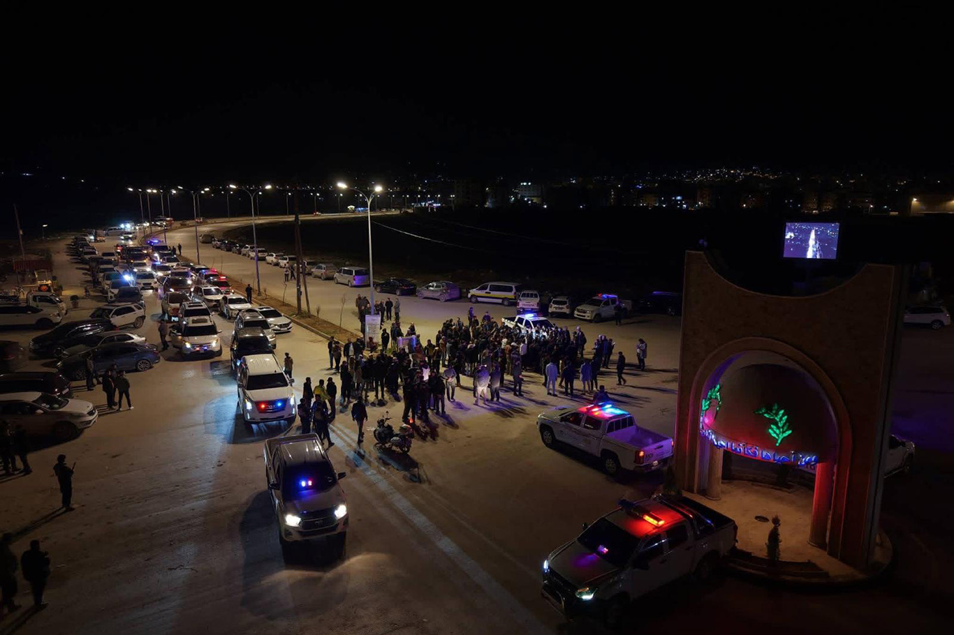 Umut Kervanı Vakfı, Afrin'de cadde aydınlatmalarına destek verdi