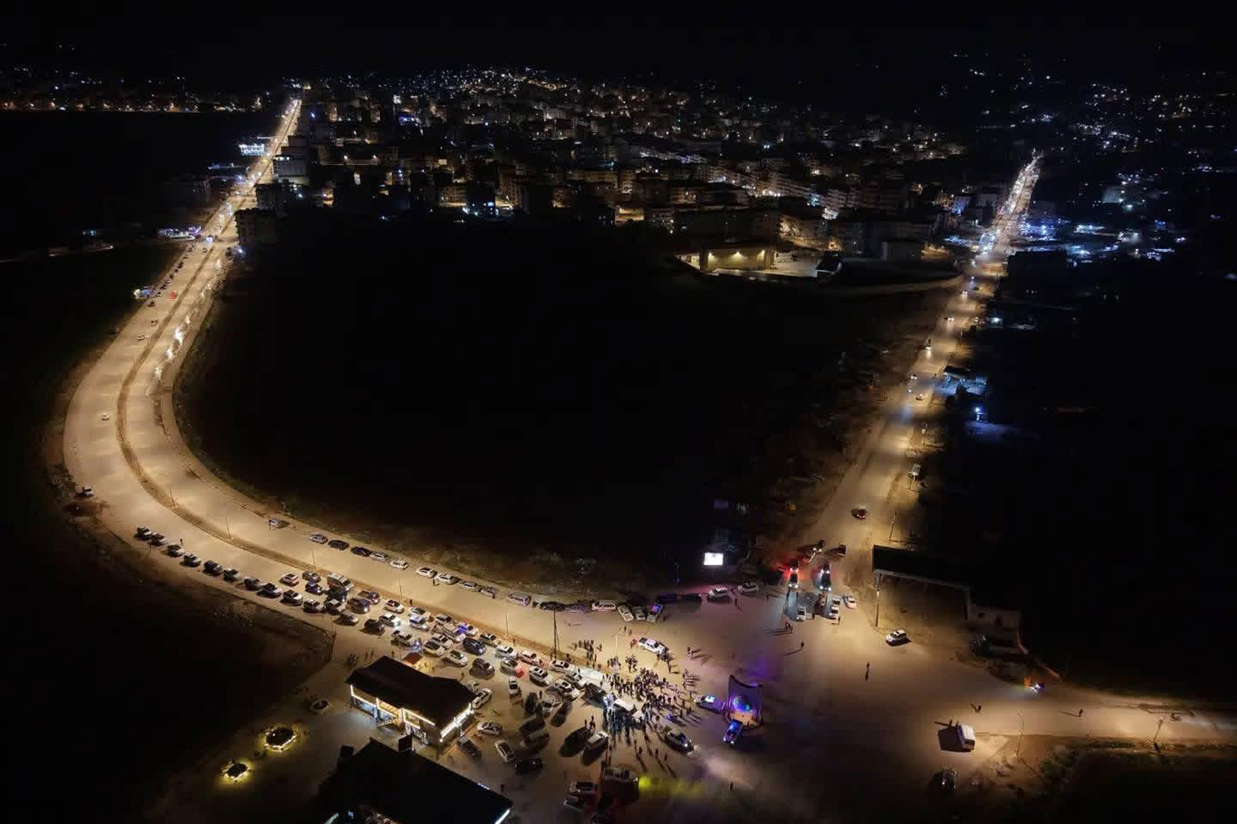 Umut Kervanı Vakfı, Afrin'de cadde aydınlatmalarına destek verdi
