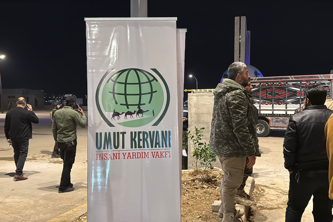 Umut Kervanı Vakfı, Afrin'de cadde aydınlatmalarına destek verdi