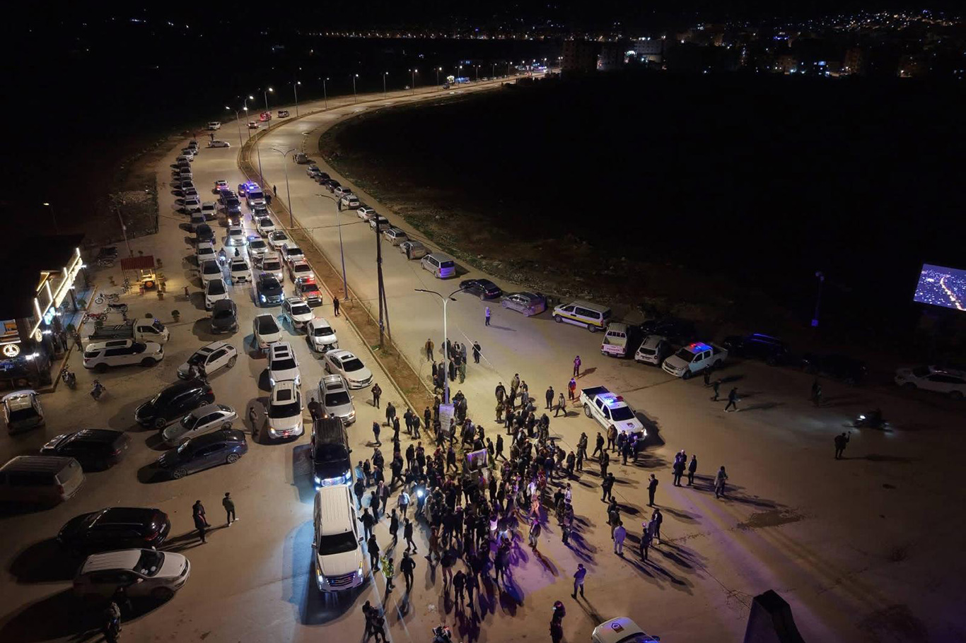 Umut Kervanı Vakfı, Afrin'de cadde aydınlatmalarına destek verdi