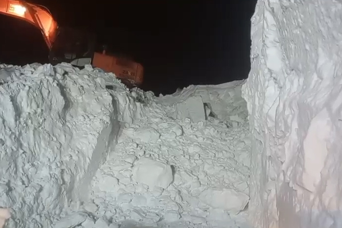 Şırnak'ta kar nedeniyle kapanan yolları açıldı