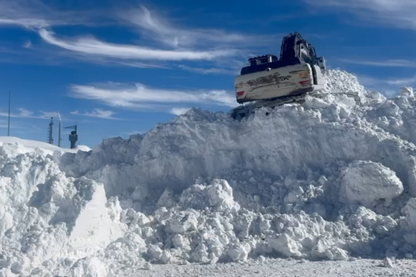 Şırnak'ta kar nedeniyle kapanan yolları açıldı