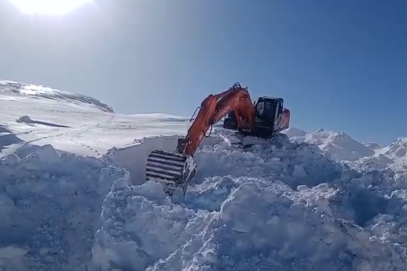 Şırnak'ta kar nedeniyle kapanan yolları açıldı