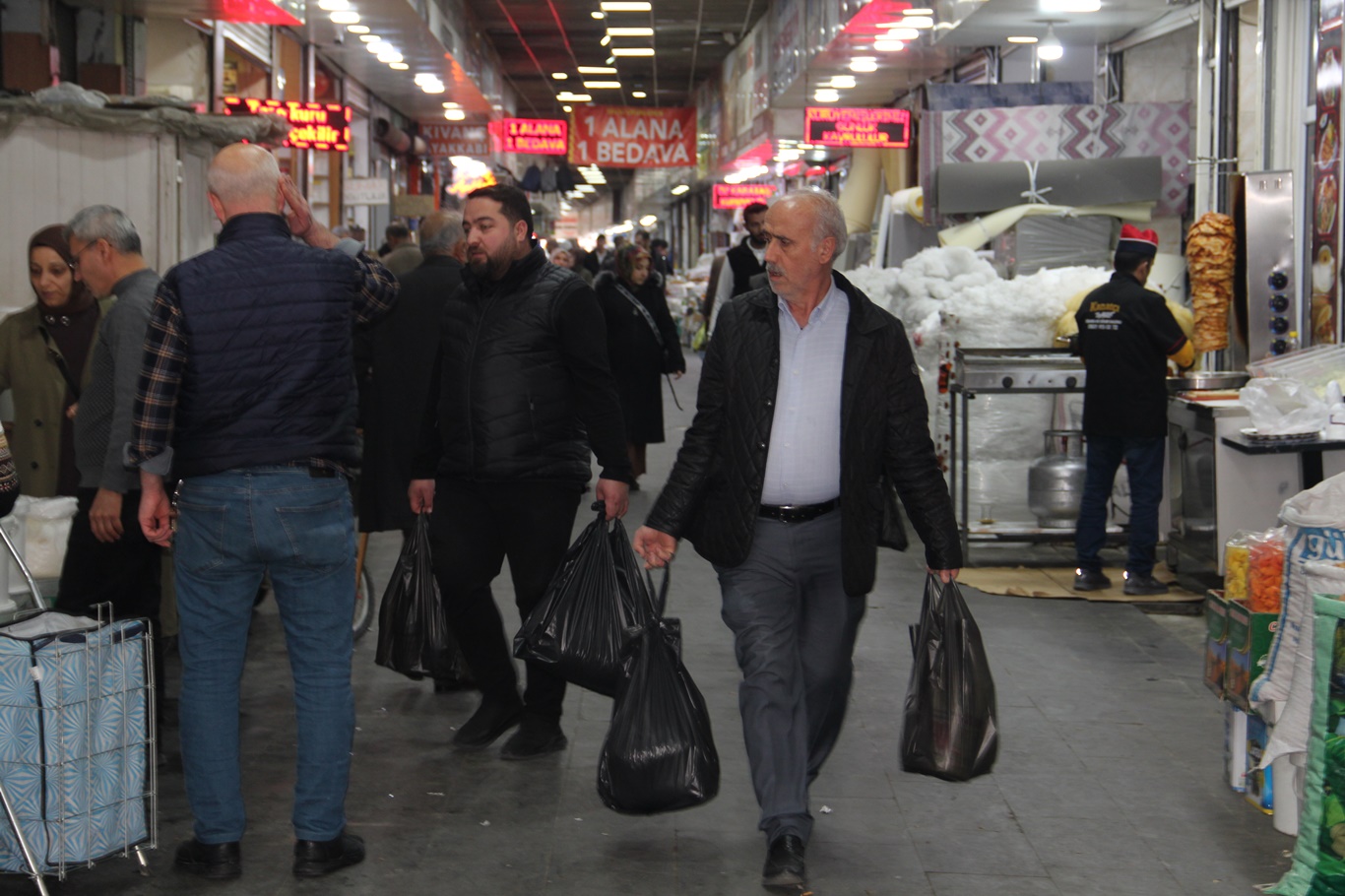 Ramazan bereketi çarşıya canlılık getirdi
