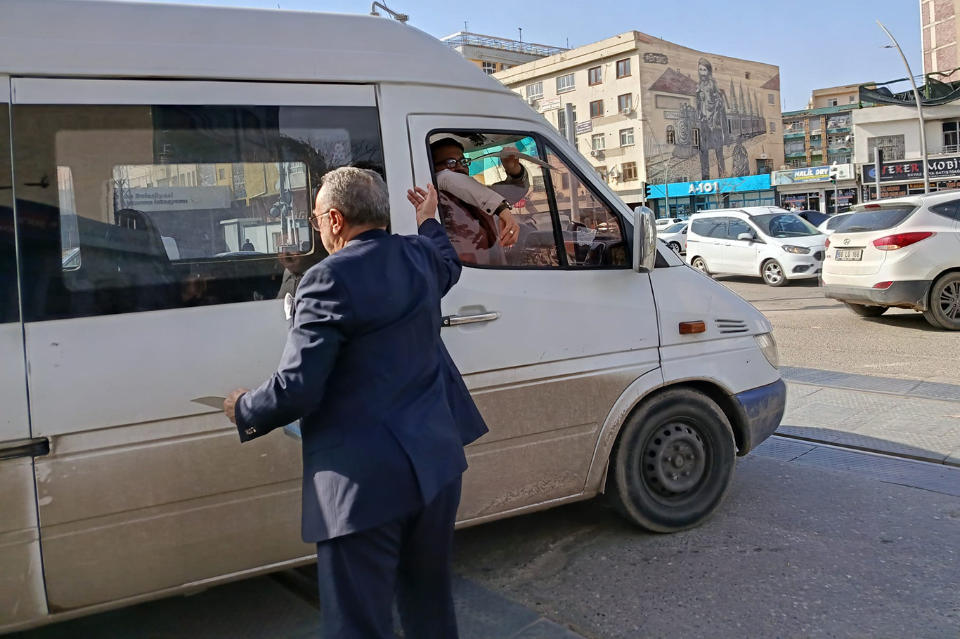 Emeklilerden Ramazan öncesi imsakiye dağıtımı