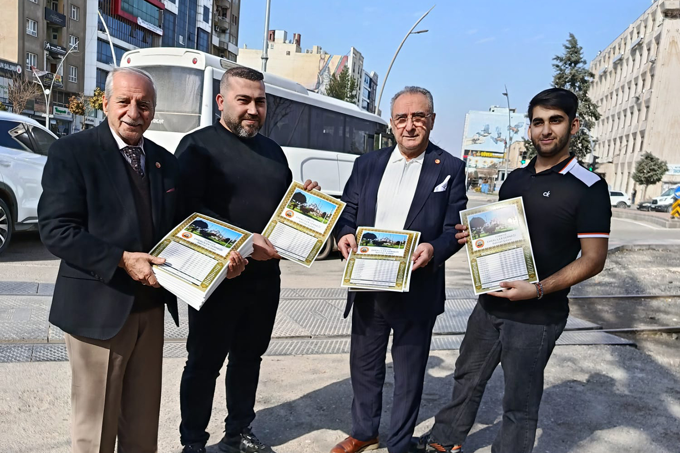 Emeklilerden Ramazan öncesi imsakiye dağıtımı