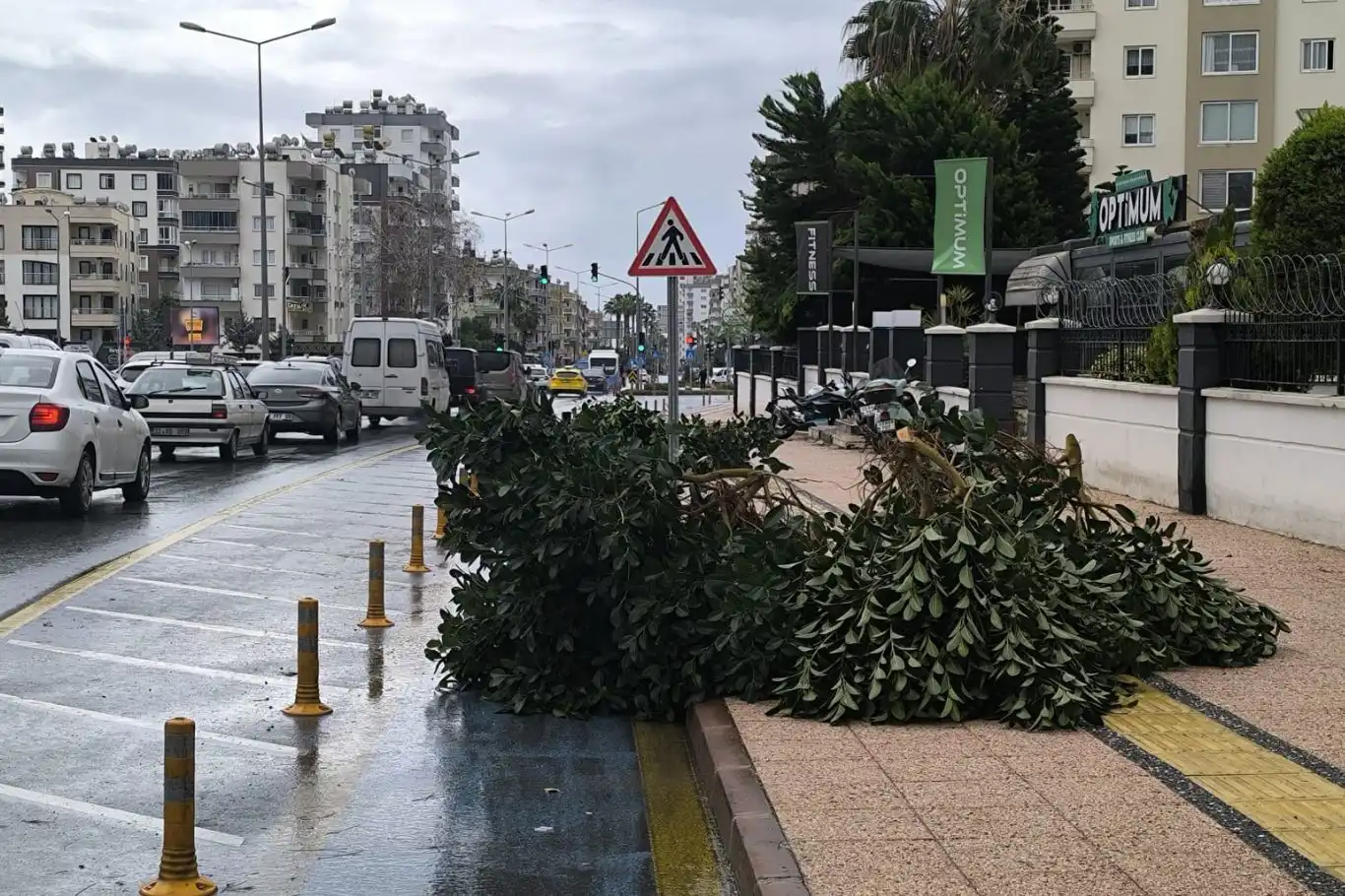 Mersin’de fırtına etkili oldu