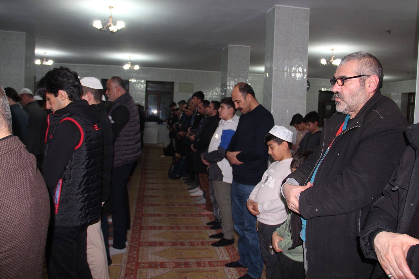 Batman'da ilk teravih coşkusu: Camiler doldu, vatandaşlardan tövbe ve birlik mesajı