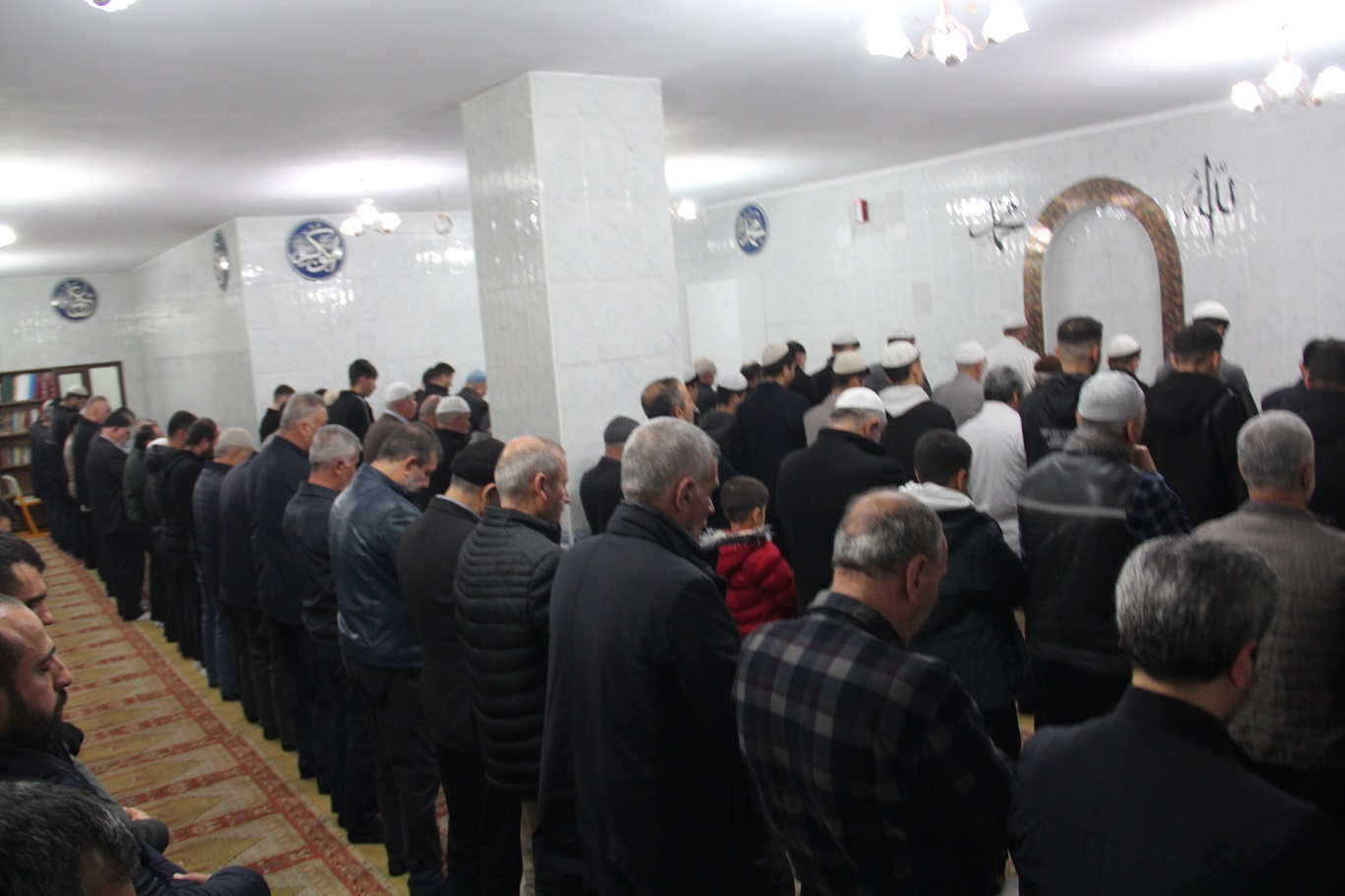 Batman'da ilk teravih coşkusu: Camiler doldu, vatandaşlardan tövbe ve birlik mesajı