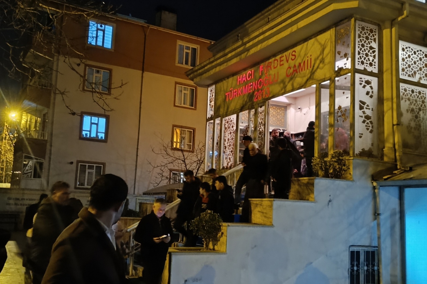 Van'da ilk teravih namazında camiler doldu taştı 