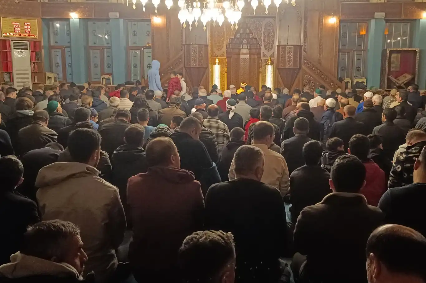 Van'da ilk teravih namazında camiler doldu taştı 