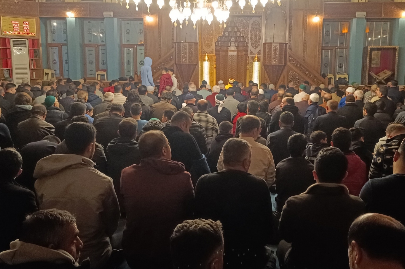 Van'da ilk teravih namazında camiler doldu taştı 