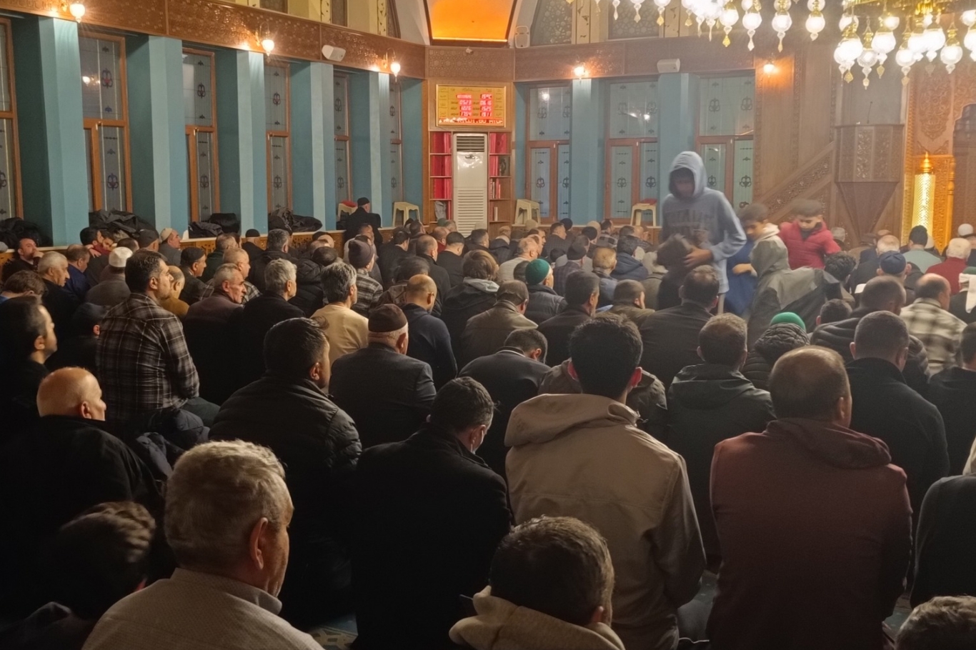 Van'da ilk teravih namazında camiler doldu taştı 