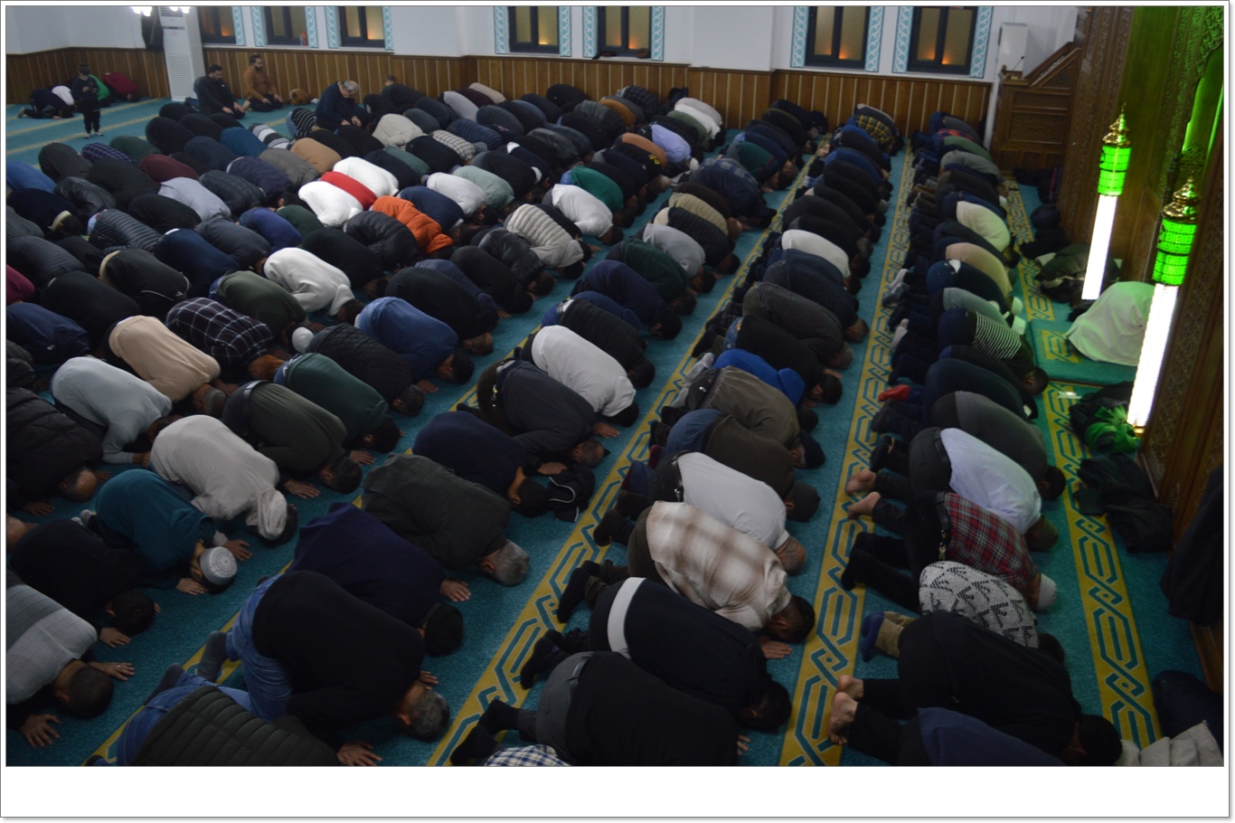  Siirt’te ilk teravih coşkusu: Camiler ailece doldu taştı