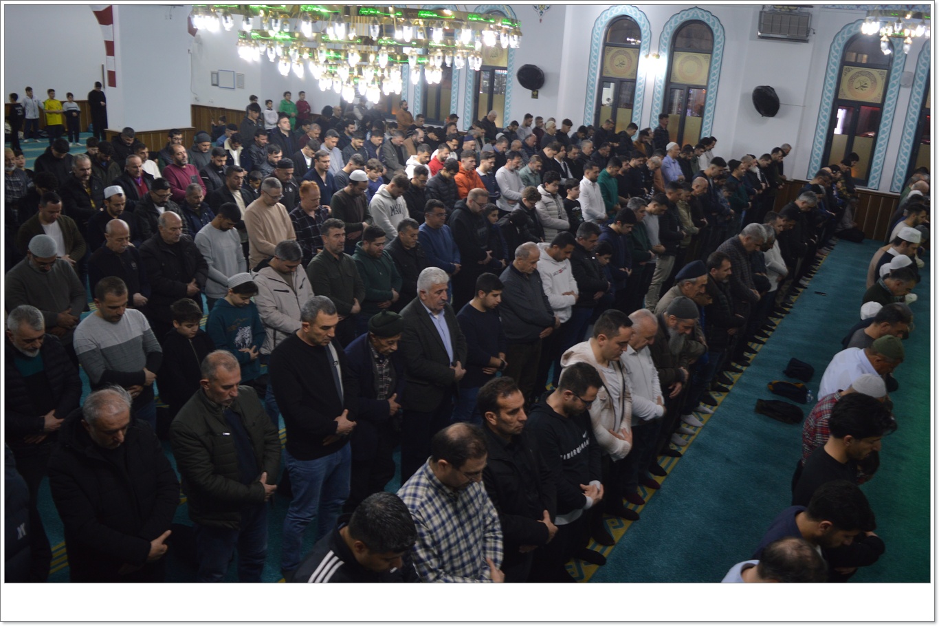  Siirt’te ilk teravih coşkusu: Camiler ailece doldu taştı