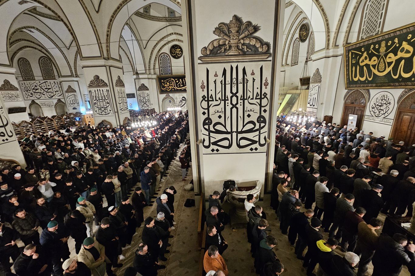 Bursa’da ilk teravih sevinci: Tarihi Ulu Camii dolup taştı