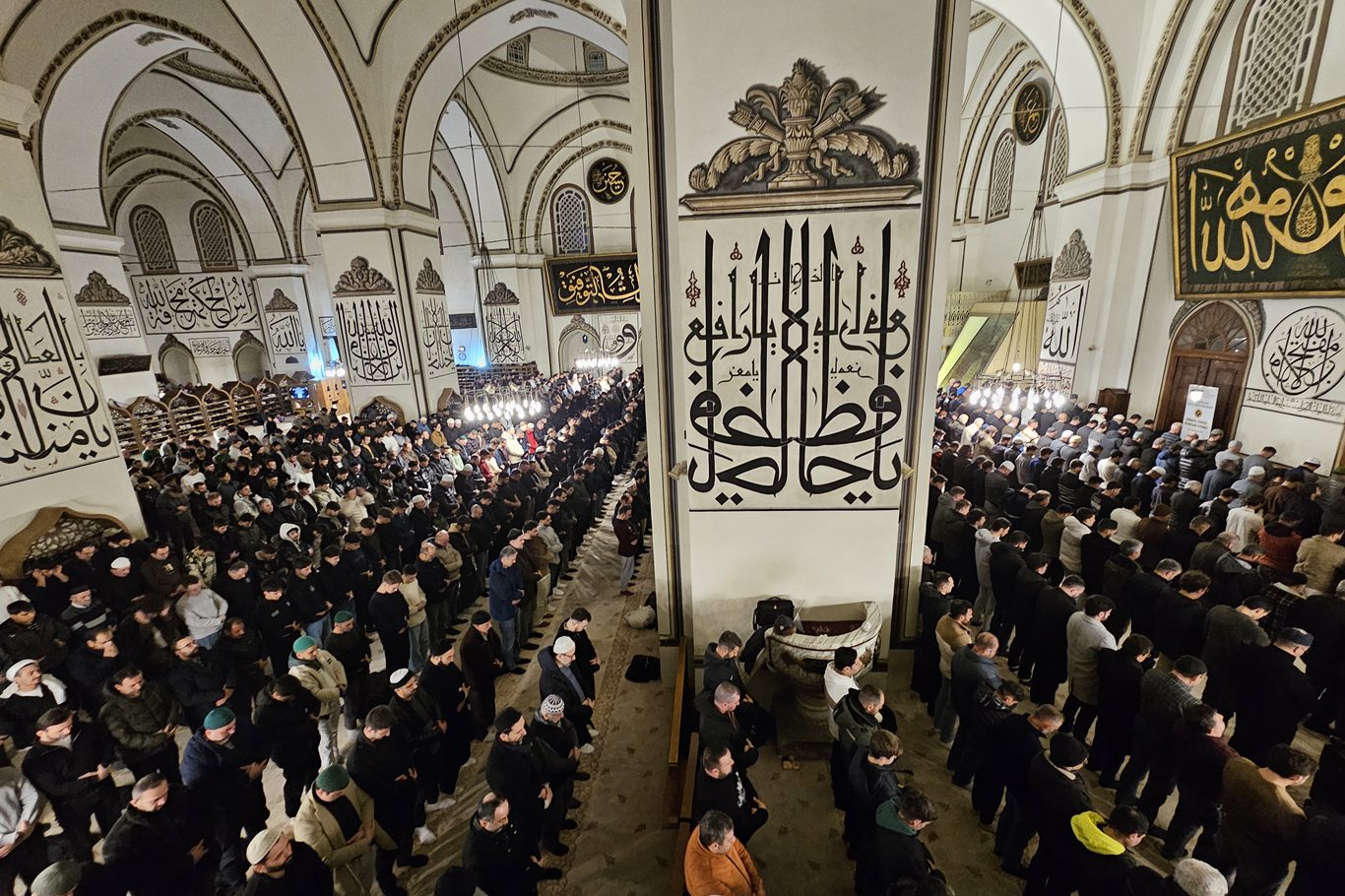 Bursa’da ilk teravih sevinci: Tarihi Ulu Camii dolup taştı