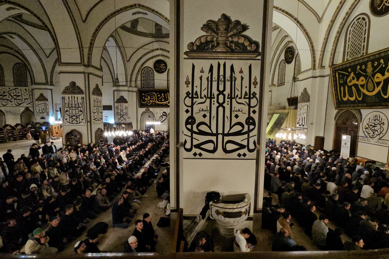 Bursa’da ilk teravih sevinci: Tarihi Ulu Camii dolup taştı