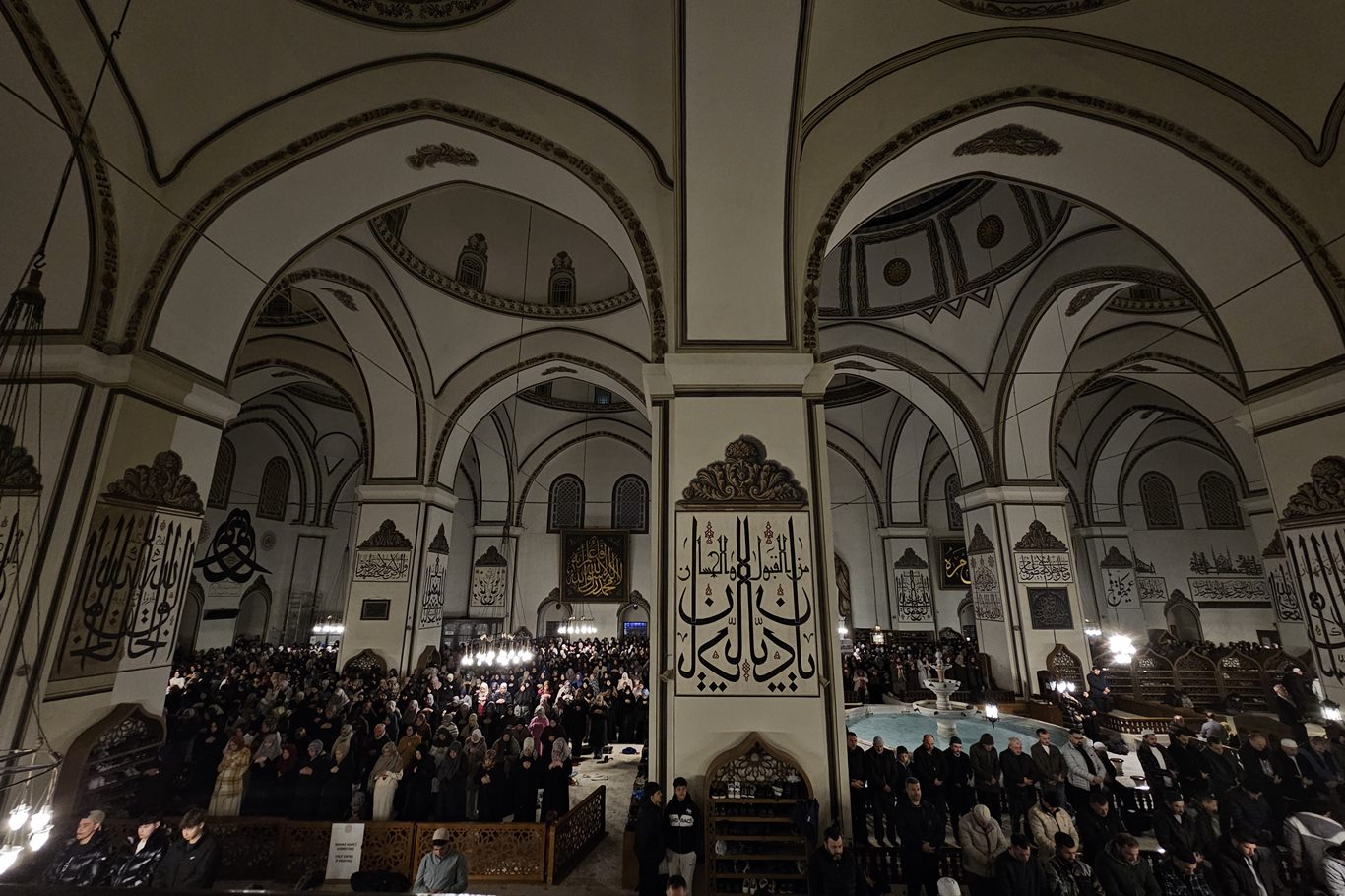 Bursa’da ilk teravih sevinci: Tarihi Ulu Camii dolup taştı