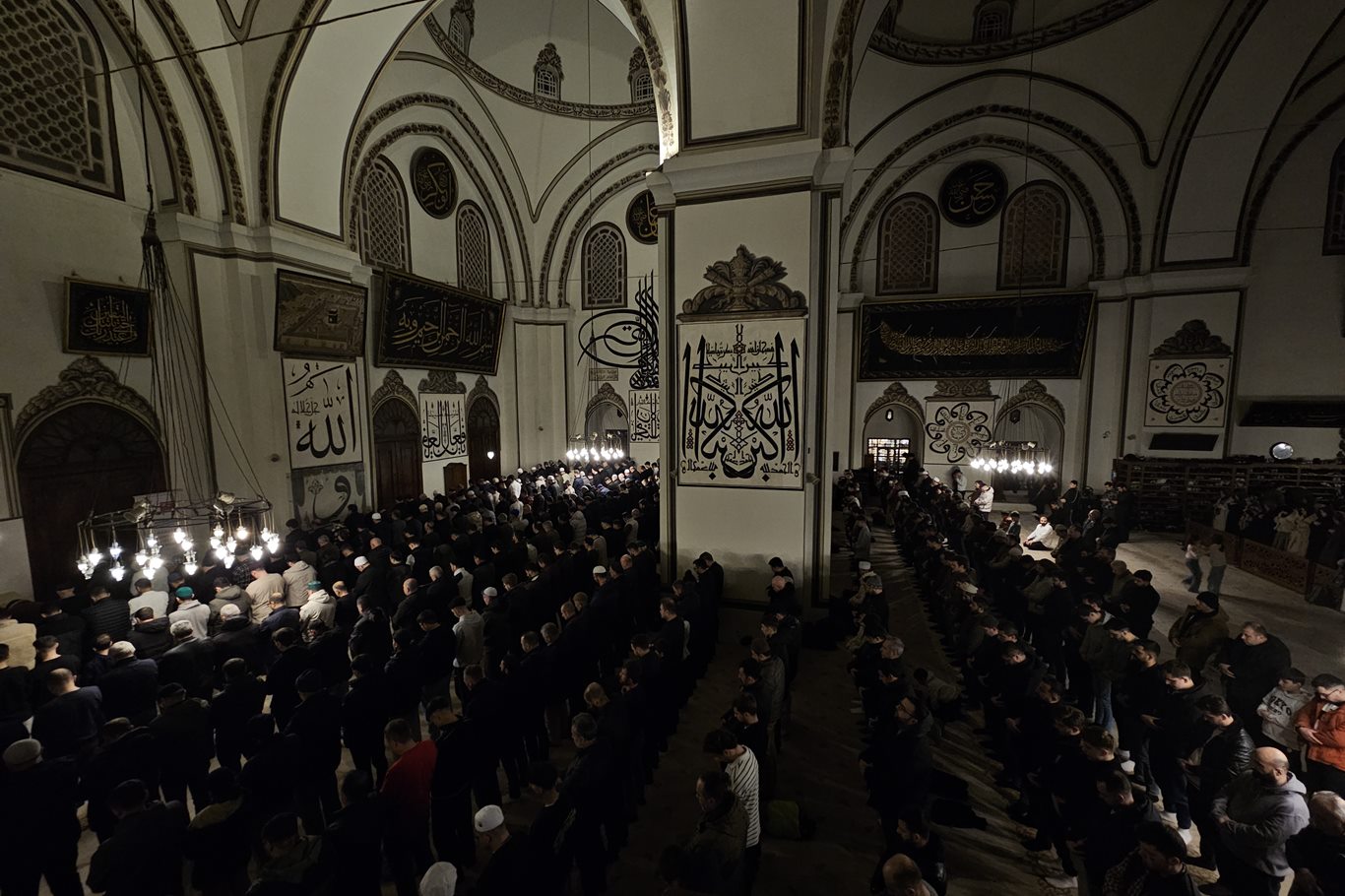 Bursa’da ilk teravih sevinci: Tarihi Ulu Camii dolup taştı