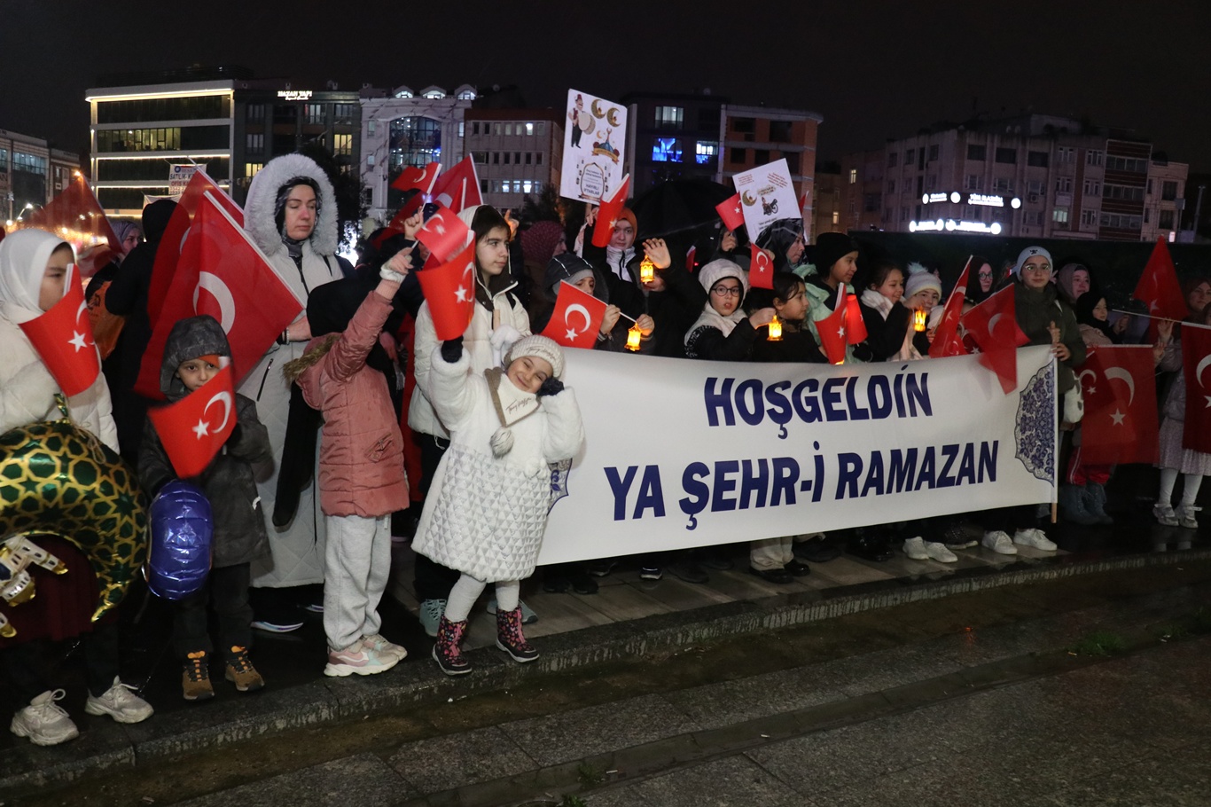 Çocuklardan "Hoşgeldin Ramazan" yürüyüşü