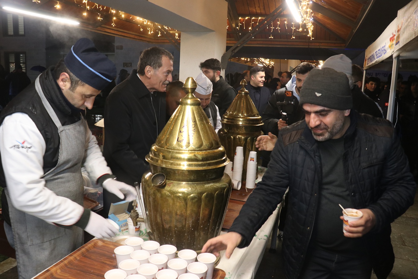 İstanbul'da ilk teravih heyecanı: Camiler dolup taştı