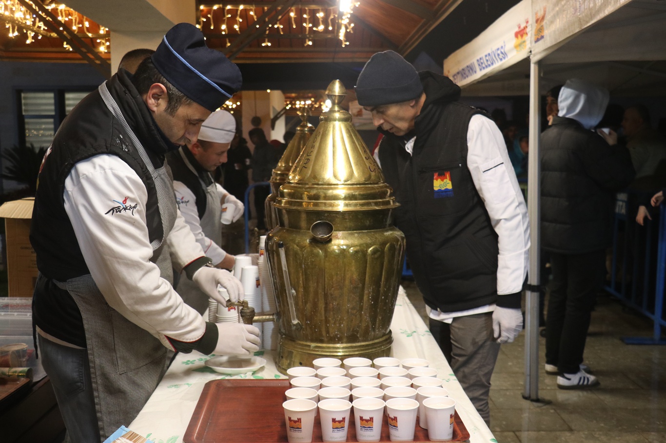 İstanbul'da ilk teravih heyecanı: Camiler dolup taştı